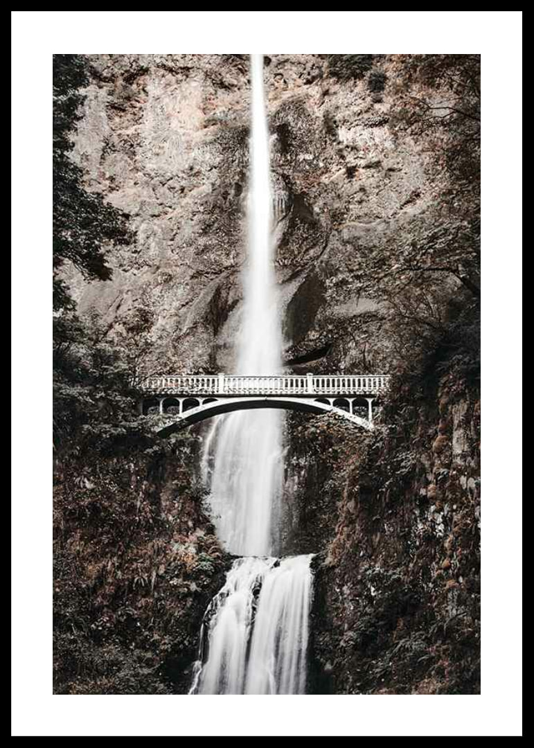 Fotografischer Wasserfall mit weißer Brücke zwischen herbstlich gefärbten Bäumen-12