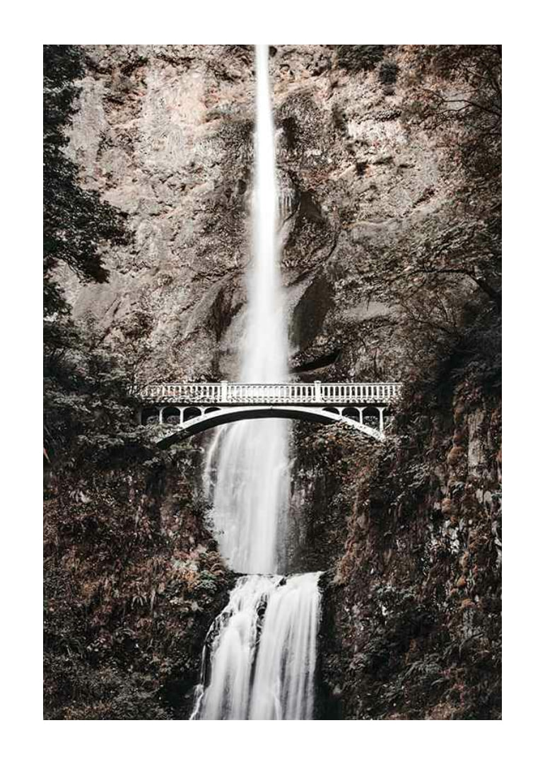Fotografischer Wasserfall mit weißer Brücke zwischen herbstlich gefärbten Bäumen-12