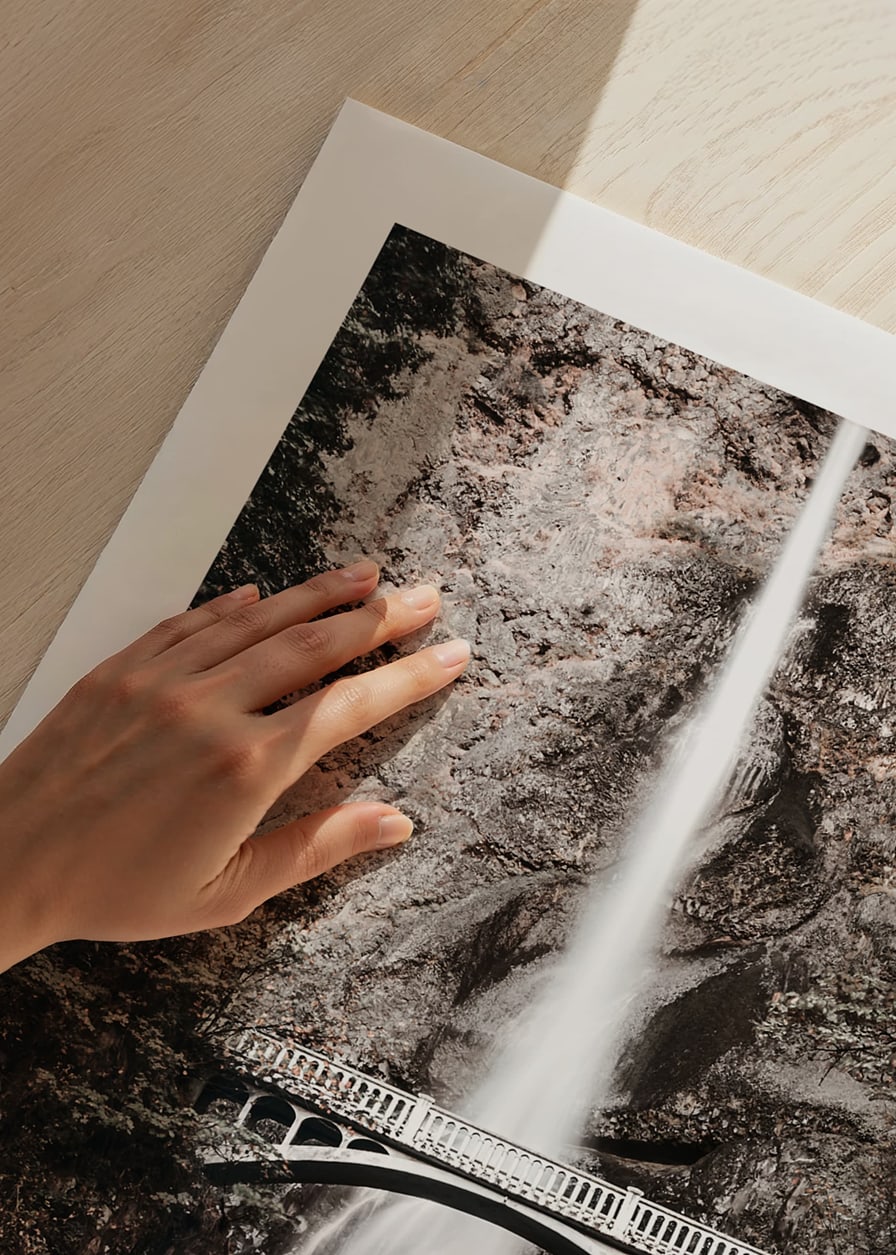 Fotografischer Wasserfall mit weißer Brücke zwischen herbstlich gefärbten Bäumen-12