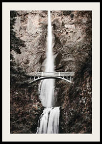 Fotografischer Wasserfall mit weißer Brücke zwischen herbstlich gefärbten Bäumen-2