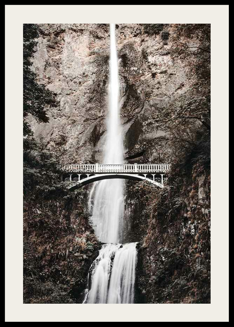 Fotografischer Wasserfall mit weißer Brücke zwischen herbstlich gefärbten Bäumen-12
