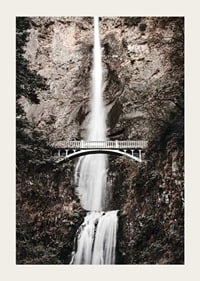 Fotografischer Wasserfall mit weißer Brücke zwischen herbstlich gefärbten Bäumen-3