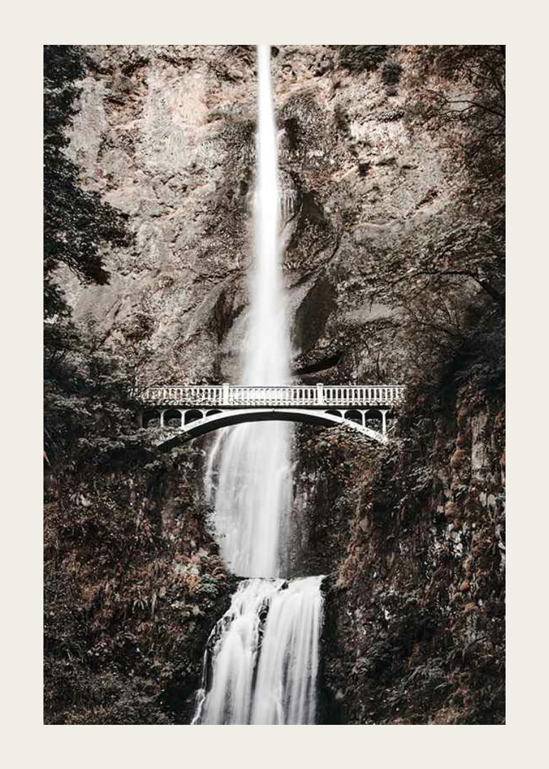 Fotografischer Wasserfall mit weißer Brücke zwischen herbstlich gefärbten Bäumen-12