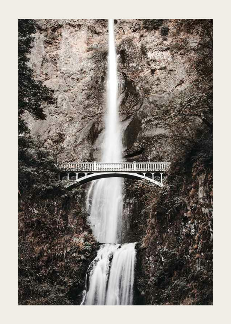 Fotografiskt vattenfall med vit bro bland höstfärgade träd-12