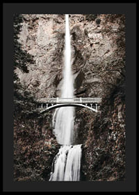 Fotografischer Wasserfall mit weißer Brücke zwischen herbstlich gefärbten Bäumen-4