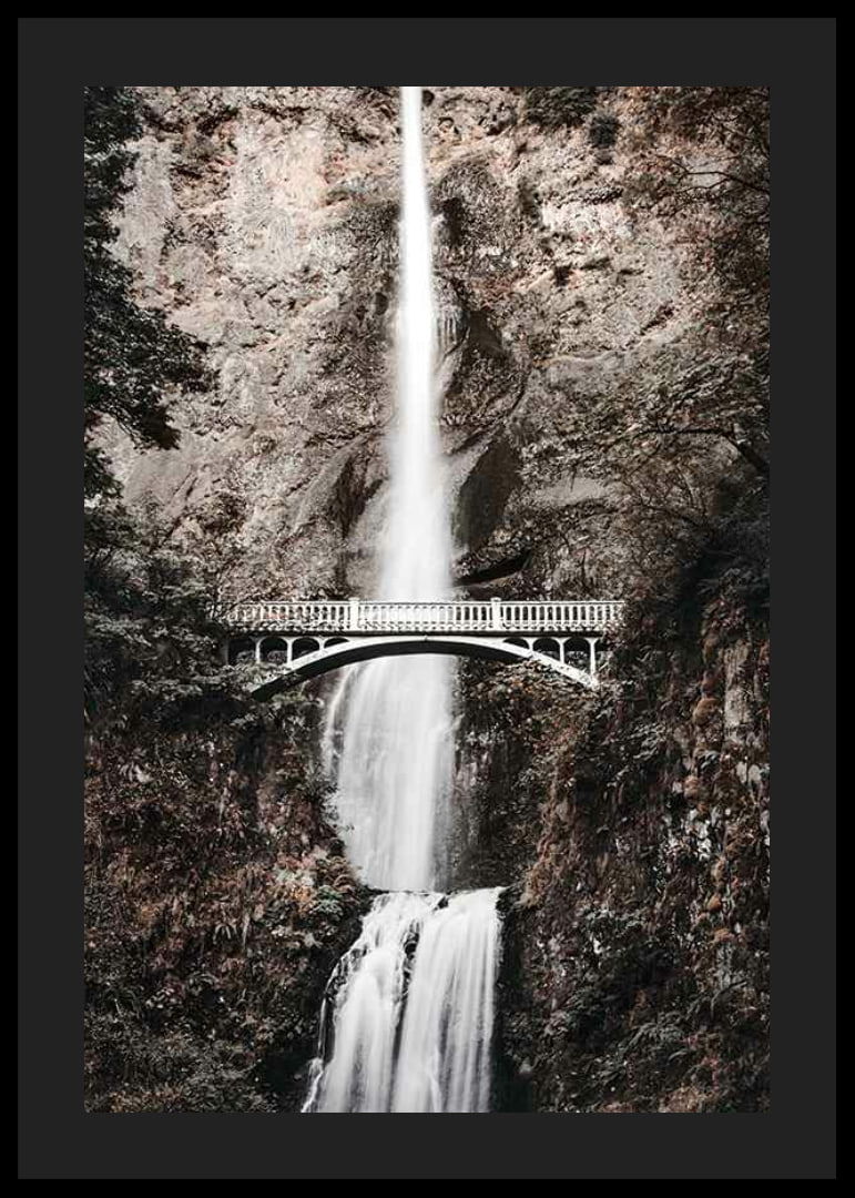 Fotografischer Wasserfall mit weißer Brücke zwischen herbstlich gefärbten Bäumen-12
