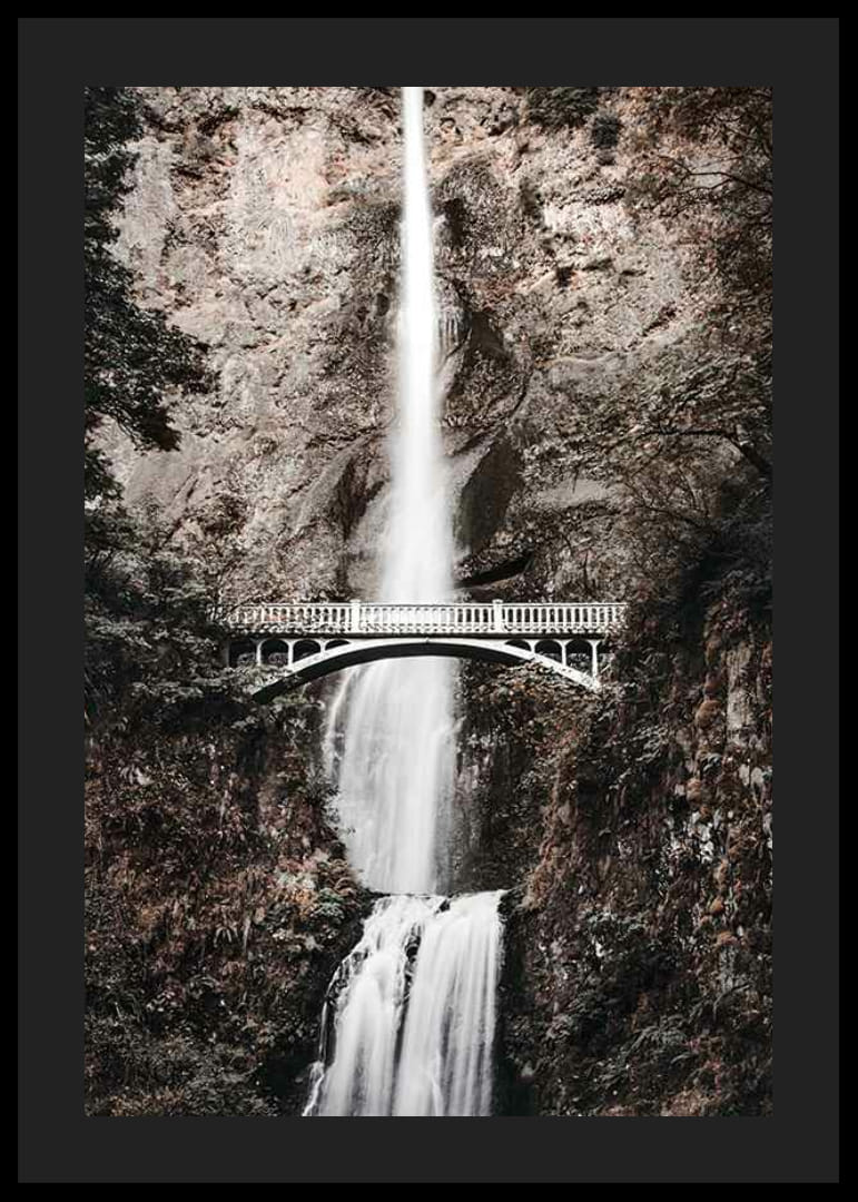 Fotografiskt vattenfall med vit bro bland höstfärgade träd-12