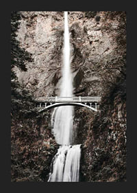 Fotografischer Wasserfall mit weißer Brücke zwischen herbstlich gefärbten Bäumen-5
