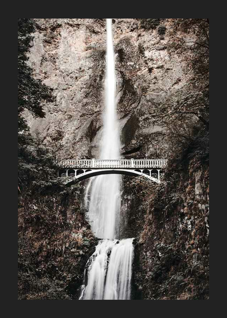 Fotografischer Wasserfall mit weißer Brücke zwischen herbstlich gefärbten Bäumen-12