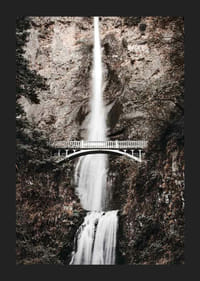 Fotografiskt vattenfall med vit bro bland höstfärgade träd-5