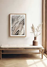 Abstrakta vågliknande former i beige, svart och vitt-8