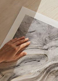 Abstrakta vågliknande former i beige, svart och vitt-9
