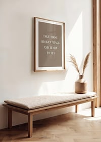 Citaattekst in het wit op een beige achtergrond met schreeflettertype-8