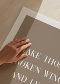 Citaattekst in het wit op een beige achtergrond met schreeflettertype-9