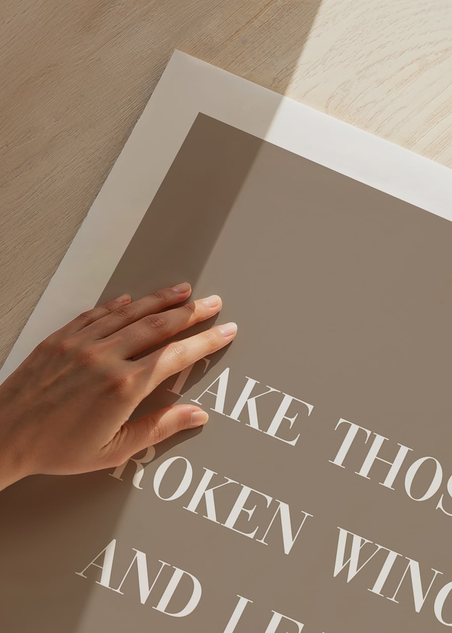 Citaattekst in het wit op een beige achtergrond met schreeflettertype-12