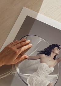 Fotomāksla ar sievieti baltā kleitā, kas sēž martini glāzē-9