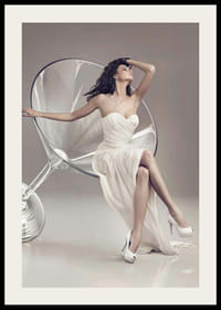 Fotóművészet fehér ruhás nőről, aki martinis pohárban ül-2