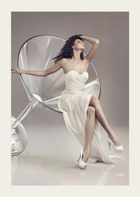 Fotóművészet fehér ruhás nőről, aki martinis pohárban ül-3