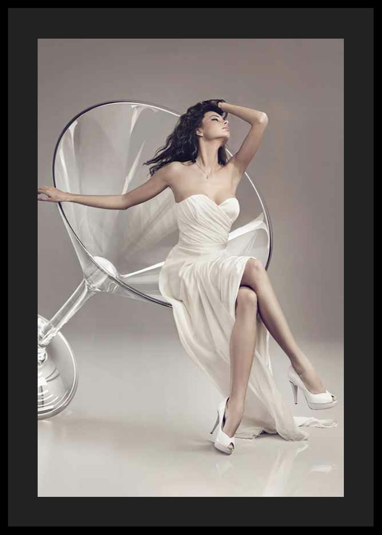 Fotóművészet fehér ruhás nőről, aki martinis pohárban ül-12