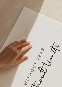 Citat i svart text på vit bakgrund, två olika typsnitt-3