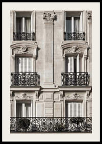 Fotografi av parisiskt husfasad med smidesbalkonger-2