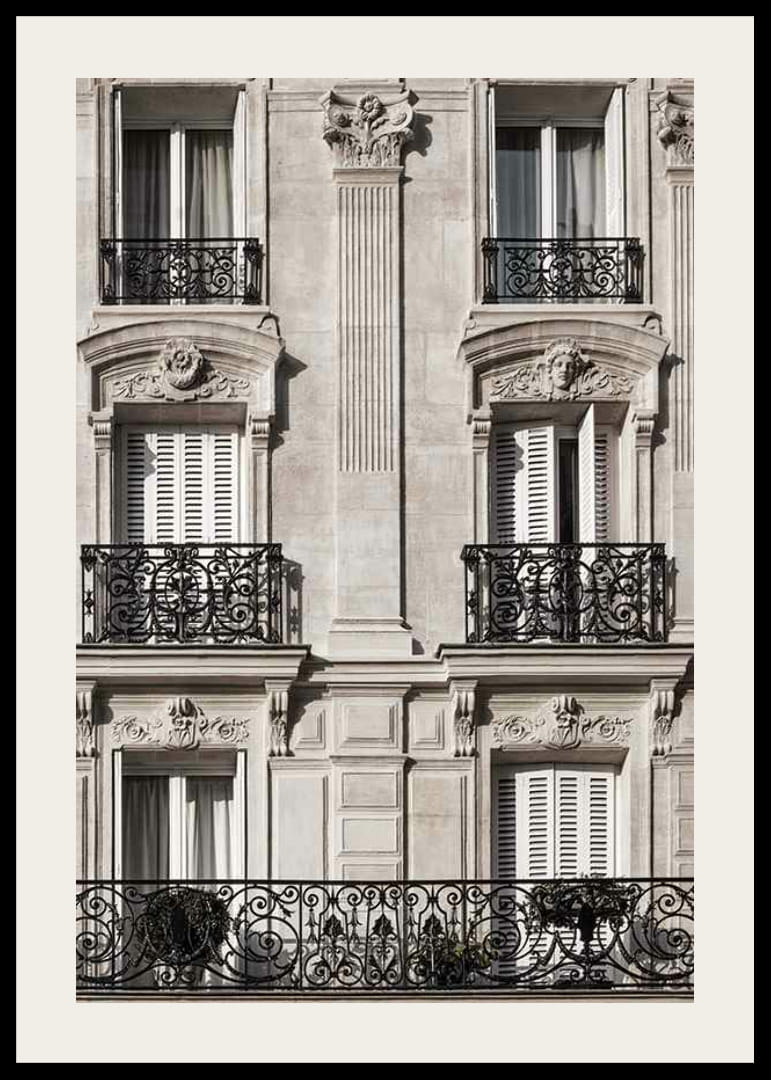 Fotografi av parisiskt husfasad med smidesbalkonger-12