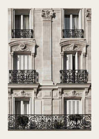 Fotografi av parisiskt husfasad med smidesbalkonger-3