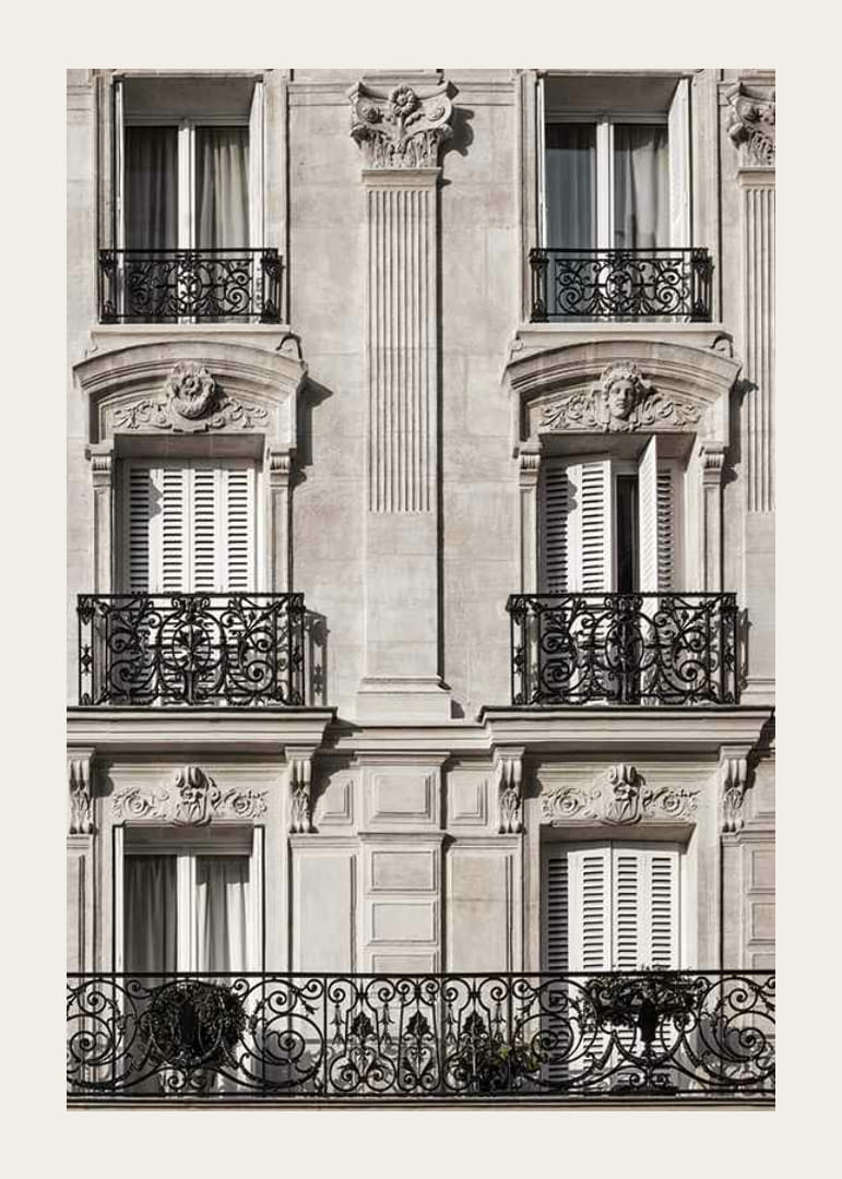 Fotografi av parisiskt husfasad med smidesbalkonger-12