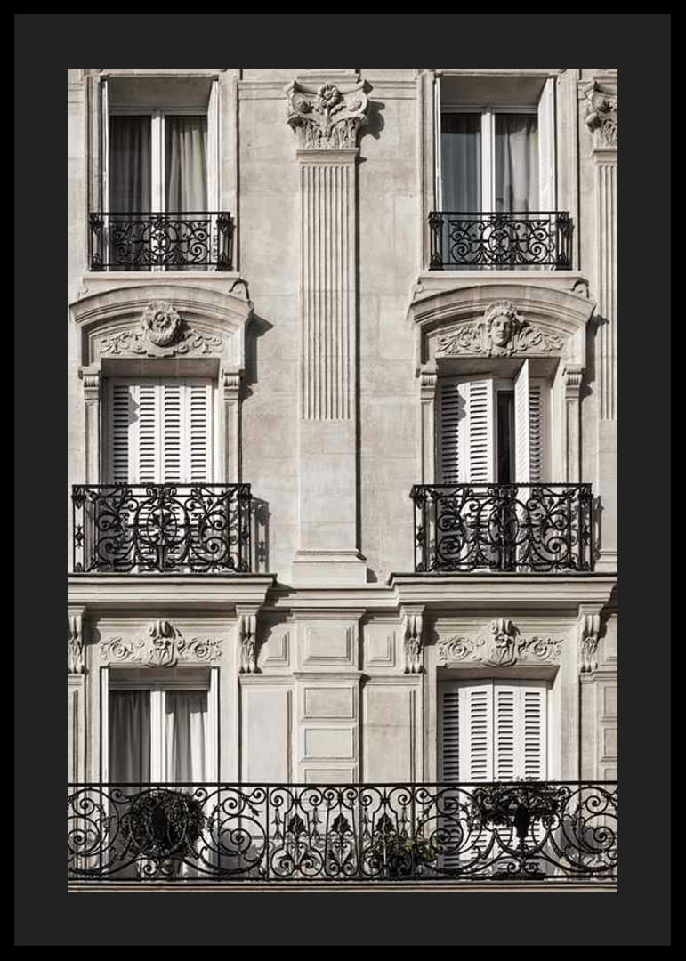 Fotografi av parisiskt husfasad med smidesbalkonger-12