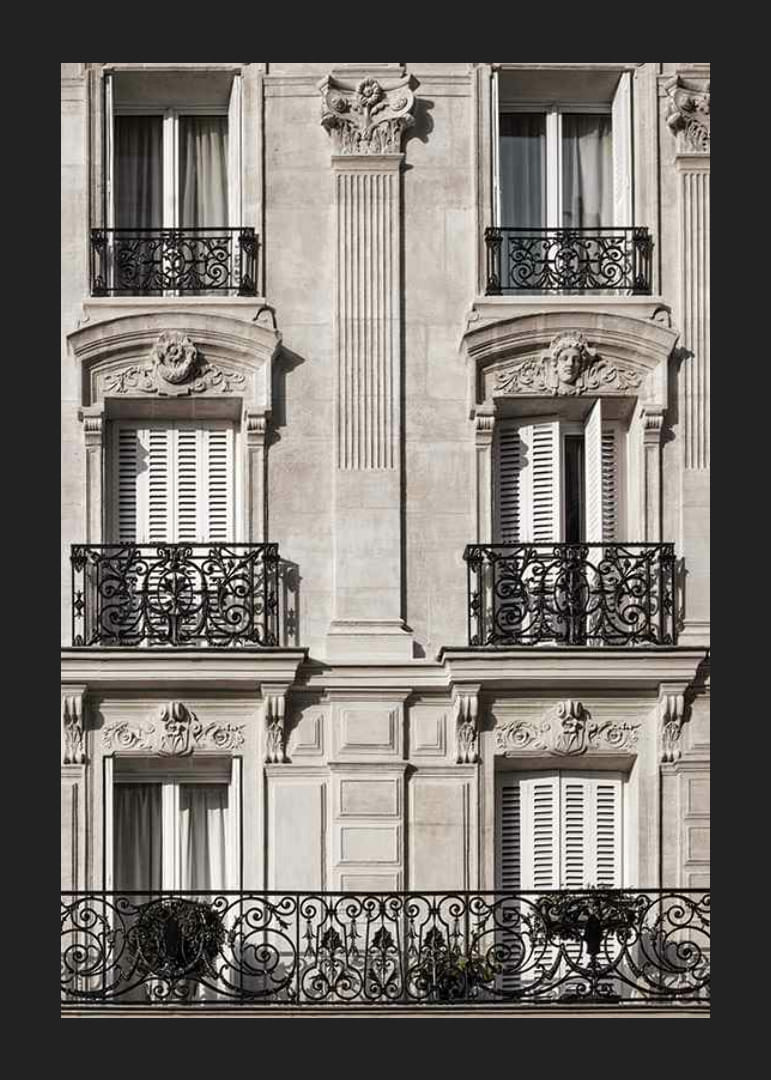 Fotografi av parisiskt husfasad med smidesbalkonger-12