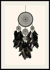 Čierny lapač snov s perím na pieskovom pozadí-2