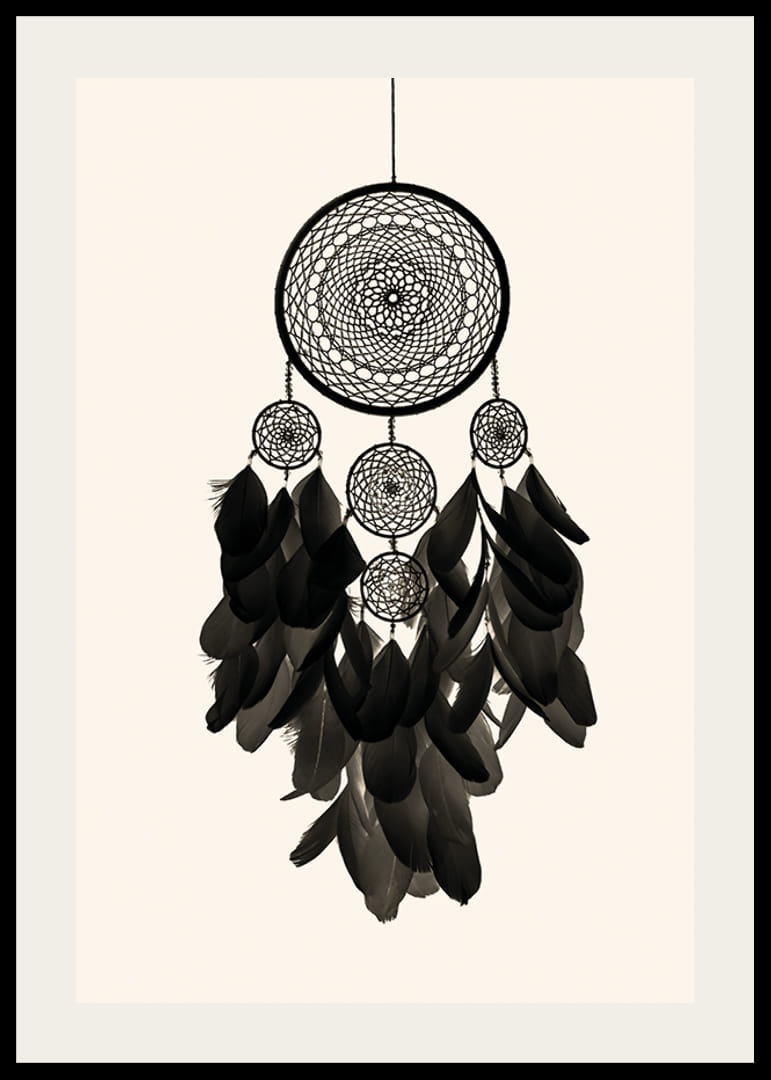 Čierny lapač snov s perím na pieskovom pozadí-12