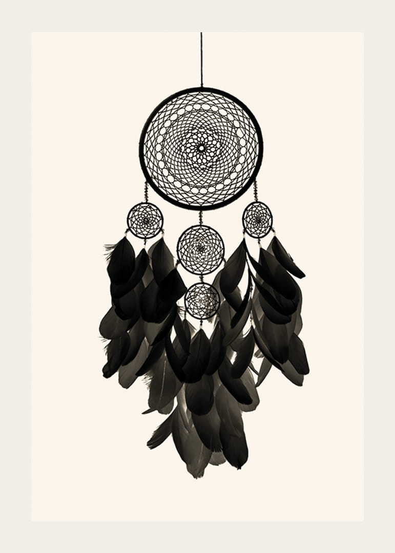 Čierny lapač snov s perím na pieskovom pozadí-12