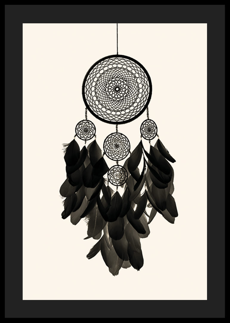 Čierny lapač snov s perím na pieskovom pozadí-12
