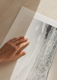 Fotografi av sandstrand med mjuka vågor och ljus himmel-9