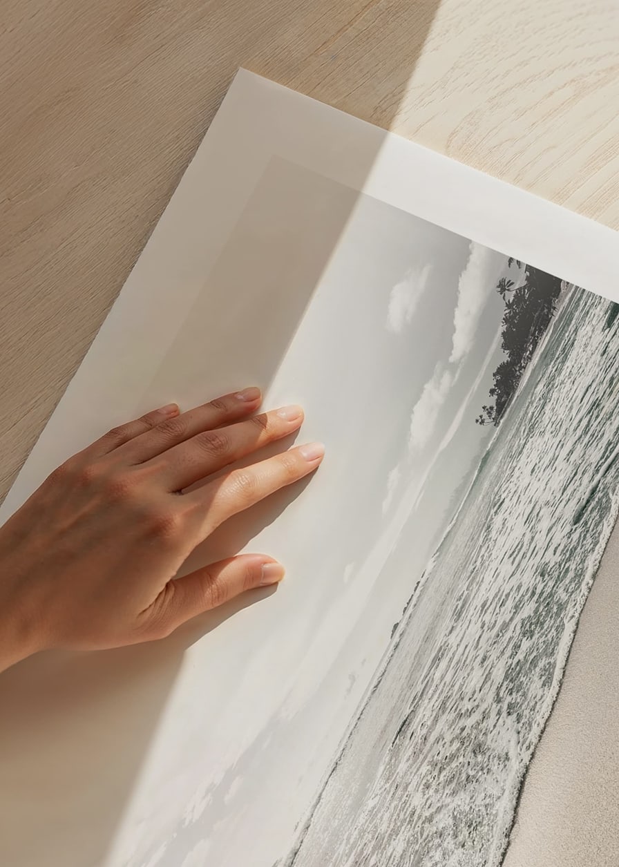 Fotografi av sandstrand med mjuka vågor och ljus himmel-12