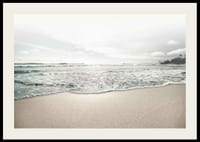 Fotografia di una spiaggia sabbiosa con onde morbide e cielo luminoso-2