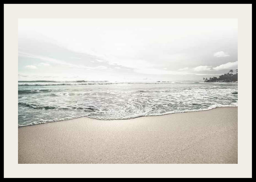 Fotografia di una spiaggia sabbiosa con onde morbide e cielo luminoso-12