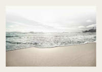 Fotografia di una spiaggia sabbiosa con onde morbide e cielo luminoso-3