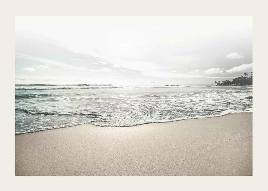 Fotografia di una spiaggia sabbiosa con onde morbide e cielo luminoso-12