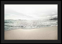 Fotografia di una spiaggia sabbiosa con onde morbide e cielo luminoso-4
