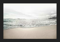 Fotografia di una spiaggia sabbiosa con onde morbide e cielo luminoso-5