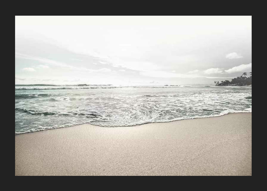 Fotografia di una spiaggia sabbiosa con onde morbide e cielo luminoso-12