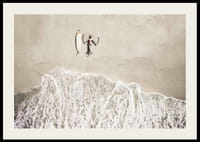 Ylhäältä päin nainen surffilaudan kanssa hiekkarannalla-2