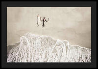 Ylhäältä päin nainen surffilaudan kanssa hiekkarannalla-4