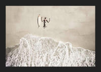 Ylhäältä päin nainen surffilaudan kanssa hiekkarannalla-5