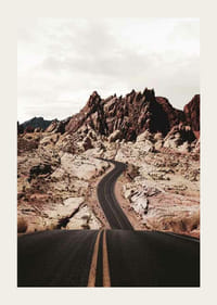 Route asphaltée à travers des rochers brun rougeâtre dans un paysage désertique-3