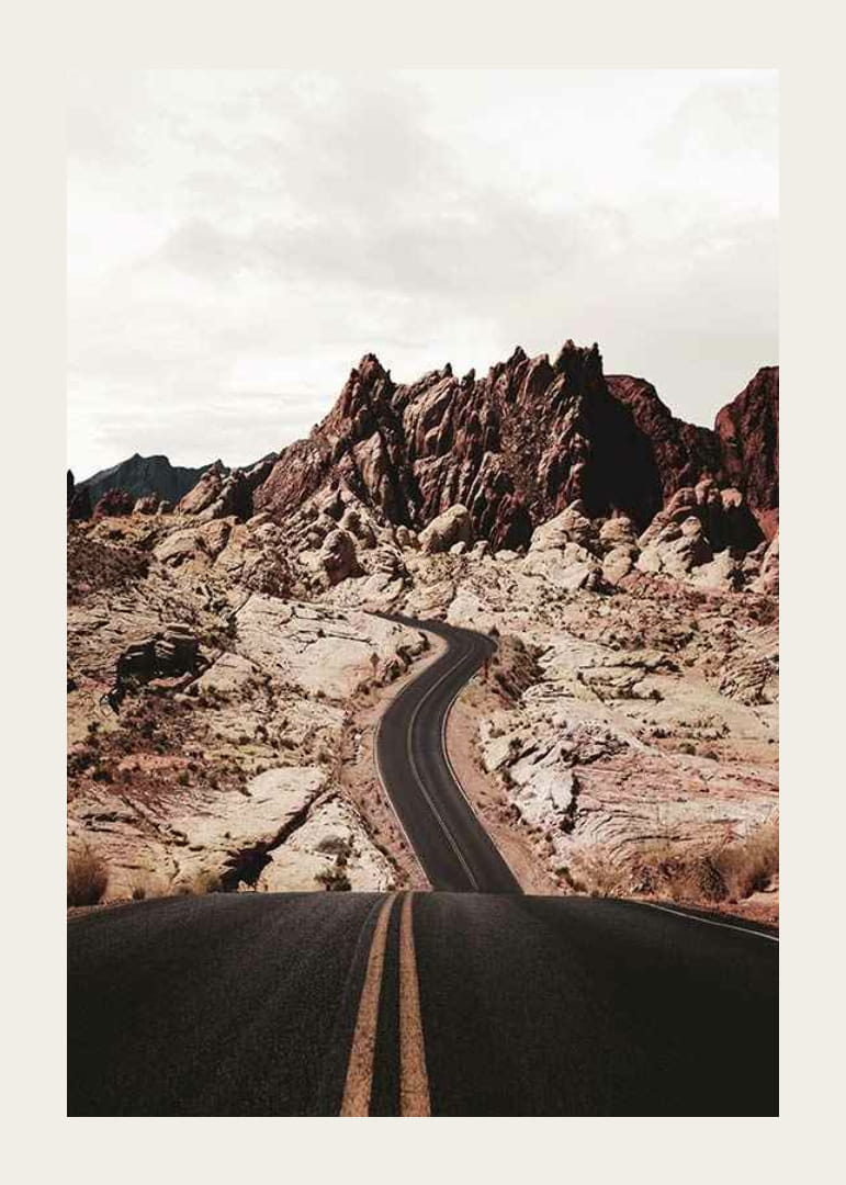 Route asphaltée à travers des rochers brun rougeâtre dans un paysage désertique-12