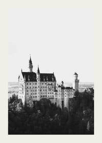 Zwart-witfoto van kasteel Neuschwanstein tussen de bomen-3