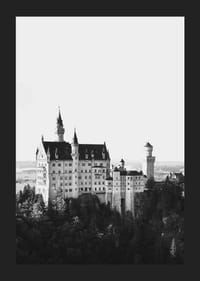 Zwart-witfoto van kasteel Neuschwanstein tussen de bomen-5